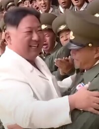 VIDEO: Kim Čong-una v propagandistickej piesni oslavujú ako „priateľského otca“. Za pozlátkou sa skrýva potláčanie ľudských práv