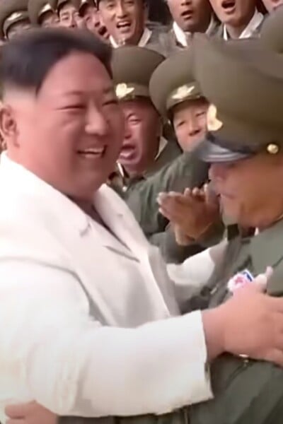 VIDEO: Kim Čong-una v propagandistickej piesni oslavujú ako „priateľského otca“. Za pozlátkou sa skrýva potláčanie ľudských práv