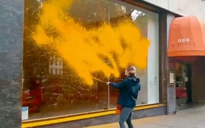 VIDEO: Klimatické aktivistky nastříkaly oranžovou barvu na londýnské autosalony Bugatti a Ferrari