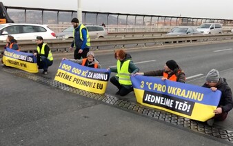 VIDEO: Klimatičtí aktivisté opět blokovali dopravu v Praze. Naštvaný řidič na Nuselském mostě jim sebral transparenty