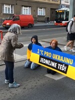VIDEO: Klimatičtí aktivisté v Praze zablokovali dopravu. „Čekají na mě pacienti,“ prosila je jedna z řidiček