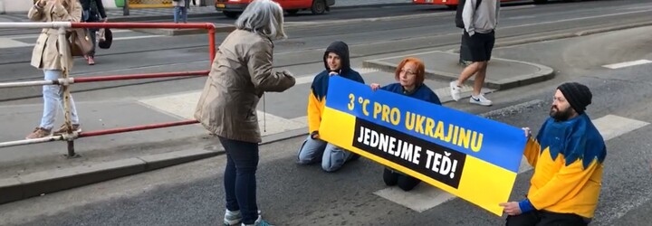 VIDEO: Klimatičtí aktivisté v Praze zablokovali dopravu. „Čekají na mě pacienti,“ prosila je jedna z řidiček