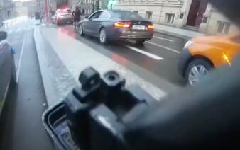 VIDEO: „Kluci, je na střeše!“ Policie ukázala nové záběry, jak honila vraha na filozofické fakultě 