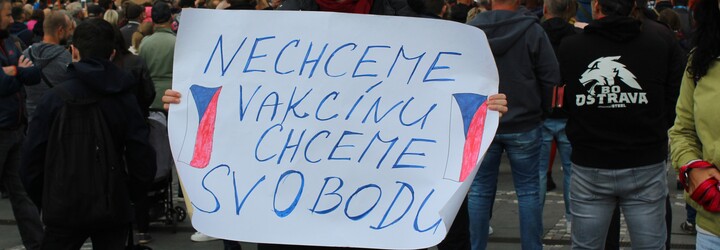 VIDEO: „Kolik bereš za ty lži?“ Reportér Aktuálně.cz byl konfrontován lidmi, kteří pronásledují lékaře a natáčí se u toho