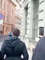 VIDEO: „Kolik bereš za ty lži?“ Reportér Aktuálně.cz byl konfrontován lidmi, kteří pronásledují lékaře a natáčí se u toho