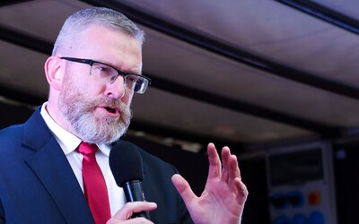 VIDEO: Krajne pravicový europoslanec Grzegorz Braun ničil LGBT výstavu. Dostal zákaz vstupu do parlamentu