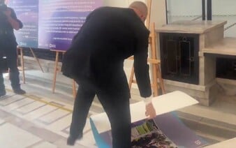 VIDEO: Krajne pravicový europoslanec Grzegorz Braun ničil LGBT výstavu. Dostal zákaz vstupu do parlamentu