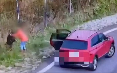 VIDEO: Kuriózny moment na slovenskej diaľnici. Seniorka bez hanby vysypala odpad vedľa cesty