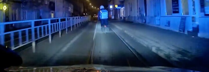 VIDEO: Kurýr na jednokolce s telefonem v ruce prchal před policisty v Brně. Chtěl doručit teplé jídlo zákazníkům