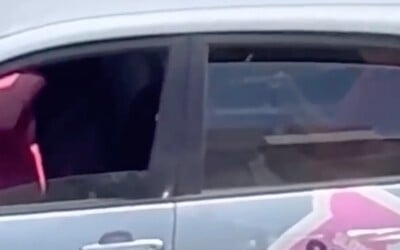 VIDEO: Kurýr oblíbené dovážkové služby masturboval přímo na sedačce auta. Lidé si z něj utahují 