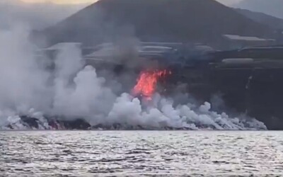 VIDEO: Láva zo sopky na ostrove La Palma sa šíri Atlantickým oceánom. Do vzduchu unikajú toxické výpary