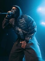 VIDEO: Legendární americký rapper dostal pokutu v centru Prahy. Městské policisty obvinil z rasismu