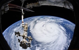 VIDEO: Letadlo vlétlo doprostřed hurikánu. Záběry, které pořídilo, fascinují celý svět