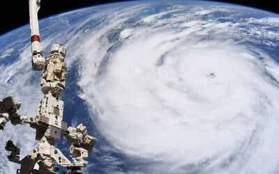 VIDEO: Letadlo vlétlo doprostřed hurikánu. Záběry, které pořídilo, fascinují celý svět