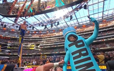 VIDEO: Logan Paul předvedl na WWE další virální kousek. Nevyšlo to podle představ, zdemoloval kamaráda místo soupeře