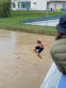 VIDEO: Ľudí pobúrilo video muža, ktorý skočil do divokej rieky. Polícia jeho konanie odsúdila