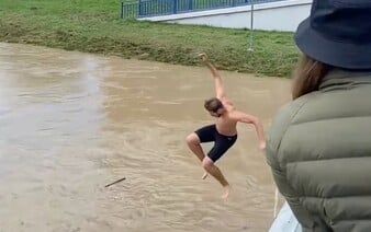 VIDEO: Ľudí pobúrilo video muža, ktorý skočil do divokej rieky. Polícia jeho konanie odsúdila