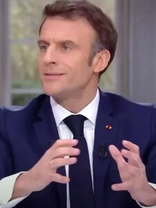 VIDEO: Macron čelí kritike. Kým v priamom prenose rozprával o kontroverznej reforme, pod stolom si zložil luxusné hodinky