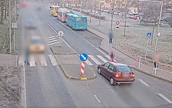 VIDEO: Malou dívku na přechodu málem srazilo auto. Řidič jel nepřiměřenou rychlostí, chyběly centimetry