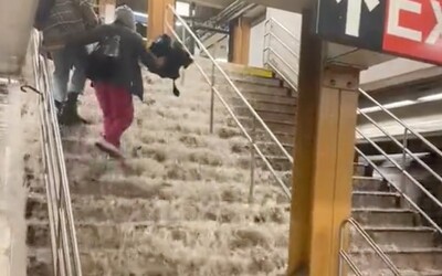 VIDEO: Masivní deště zaplavily New York, ulice vypadají jako řeky. Je vyhlášen stav nouze
