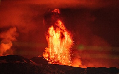 VIDEO: Masivní erupce na Islandu. Sopka znovu chrlí lávu, lidé se museli evakuovat