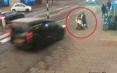 VIDEO: Matka s kočíkom mala obrovské šťastie. Autonehoda v anglickom meste takmer skončila tragédiou