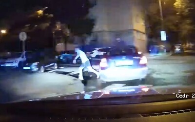 VIDEO: Městská policie v Praze naháněla opilého řidiče. Když hlídce neujel, chtěl utéct po svých