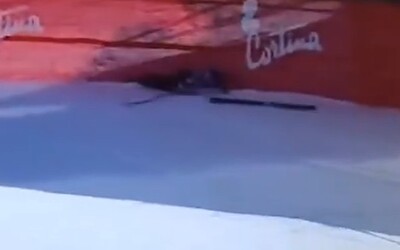 VIDEO: Mikaela Shiffrinová spadla v úvode pretekov. Vrtuľník lyžiarku previezol do nemocnice