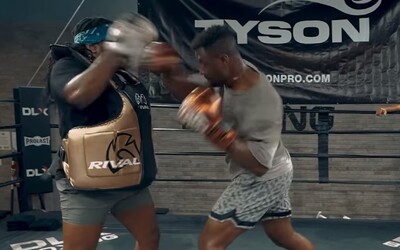 VIDEO: Mike Tyson trénuje bývalého šampiona UFC na boxerskou premiéru s Tysonem Furym