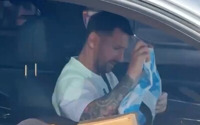 VIDEO: „Milujem ťa viac ako svojho otca,“ kričal fanúšik pri tom, ako mu Messi podpisoval dres