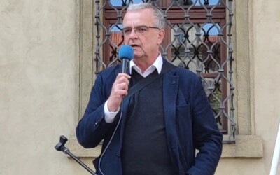 VIDEO: Miroslav Kalousek kritizoval demonstranty proti vládě a NATO přímo na jejich akci. „Nejste k ničemu, jste k smíchu,“ řekl