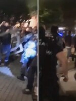 VIDEO: Mladík hodil do mestských policajtov v centre Bratislavy veľký kovový stôl. Prišli nás len upozorniť, tvrdí svedok