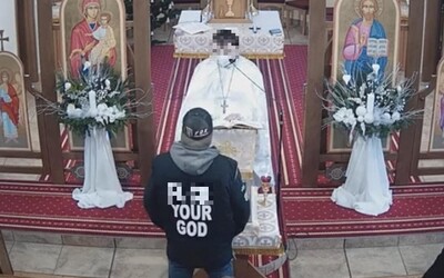 VIDEO: Mladík v bunde s nápisom „F**k your God“ napadol kňaza počas novoročnej omše v Bardejove