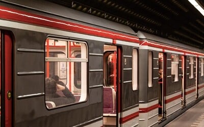 VIDEO: Mladík v pražském metru riskoval život. Jel na spřáhle, hledá ho policie