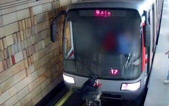 VIDEO: Mladík v pražském metru riskoval život. Jel na spřáhle, hledá ho policie
