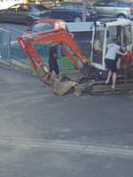VIDEO: Mladík z Ústí nad Labem vlezl do zaparkovaného bagru a vyzkoušel si, jak se ovládá. Poničil fasádu školy