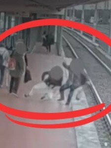 VIDEO: Mladý muž agresívne útočil na ľudí. Na koľajnice brutálne zhodil aj starú ženu