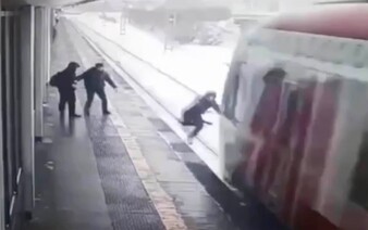 VIDEO: Mladý muž v Rusku spadl pod jedoucí vlak. Jen zázrakem přežil