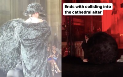 VIDEO: Modelka oblečená do gigantickej huňatej gule sa stratila na móle. Sam Smith ju elegantne odkopol z cesty