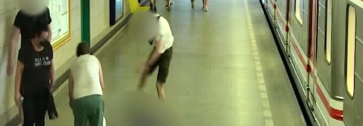 VIDEO: Muž brutálně napadl pár v metru. Ženu povalil, muže kopal na zemi