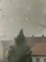 VIDEO: Muž natáčel tornádo na Moravě i v době, kdy ničilo jeho vlastní dům