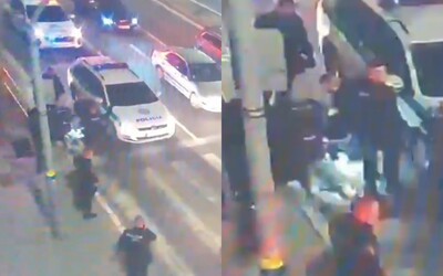 VIDEO: Muž presviedčal nitrianskych policajtov, že ho chce niekto uniesť. Po chvíli mu museli zachraňovať život
