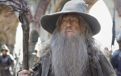 VIDEO: Muž převlečený za Gandalfa potkal při obcházení hospod Iana McKellena, herce této postavy. Je z toho hit na TikToku