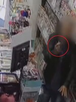 VIDEO: Muž s injekční stříkačkou přepadl trafiku. Prodavačce nařídil, aby na něj zavolala policii