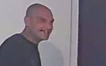 VIDEO: Muž s jedinečným úsmevom vykradol kuchynku zamestnancov. Zobral jej 155 eur