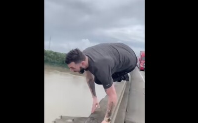 VIDEO: Muž skočil z mosta do vody s aligátormi, nechcelo sa mu čakať v zápche