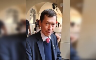 VIDEO: Muž sprostě nadával a vyhrožoval Hayatu Okamurovi. Obsahem vulgární nahrávky se zabývá policie