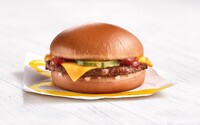 VIDEO: Muž ukázal na TikToku fosílii burgeru z McDonald's. Jeho podoba po letech šokuje