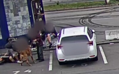 VIDEO: Muž v Brně surově zbil ženu uprostřed města. Na zemi ji kopal do hlavy a mlátil pěstmi