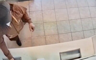 VIDEO: Muž v Česku přepadával směnárny s granátem v ruce. „Dejte mi peníze, nebo to odpálím,“ vyhrožoval